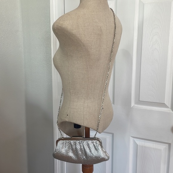 Urban expressions silver clutch evening bag Crossbody chain strap clasp closure - Picture 3 of 7